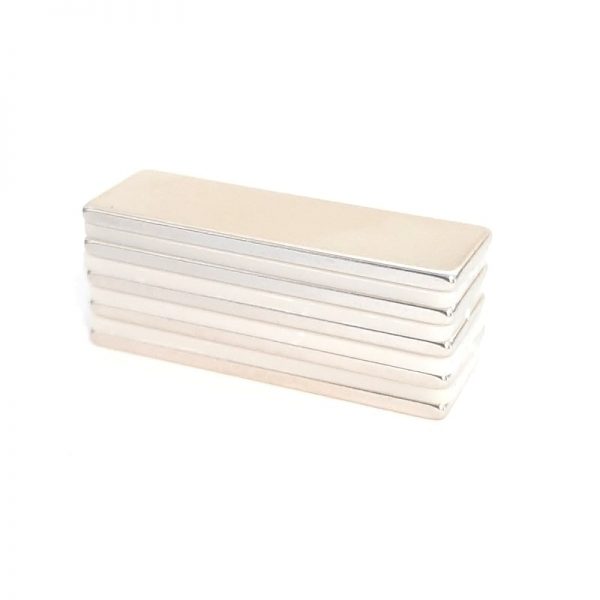Neodýmový magnet kváder 30x10x1,5 mm
  -N38