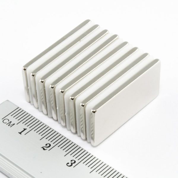 Neodýmový magnet kváder 30x15x2 mm - N38
