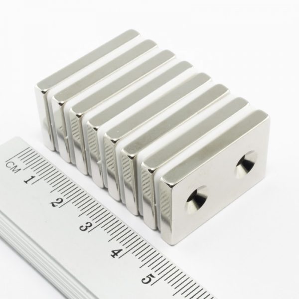 Neodýmový magnet kváder 30x20x4 mm s 2
  dierami (severný pól na strane s priehlbinami) - N38