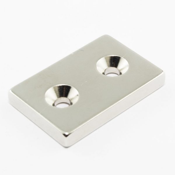 Neodýmový magnet kváder 30x20x4 mm s 2
  dierami (severný pól na strane s priehlbinami) - N38