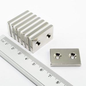 Neodýmový magnet kváder 30x20x4 mm s 2
  dierami (severný pól na strane s priehlbinami) - N38