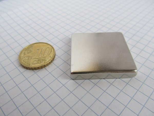 Neodýmový magnet kváder 30x30x5 mm - N38