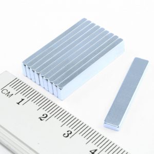 Neodýmový magnet kváder 30x5x2 mm Zn -
  N35