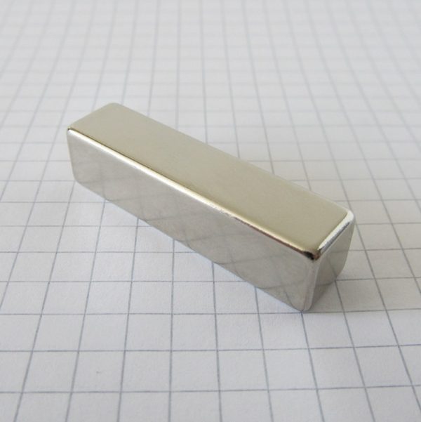 Neodýmový magnet kváder 40x10x10 mm -
  N38