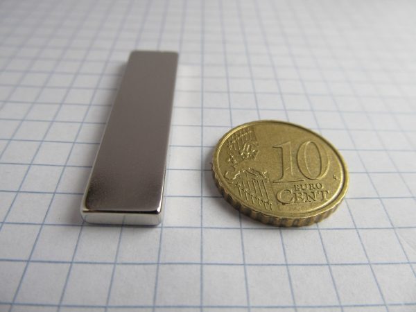 Neodýmový magnet kváder 40x10x3 mm - N38