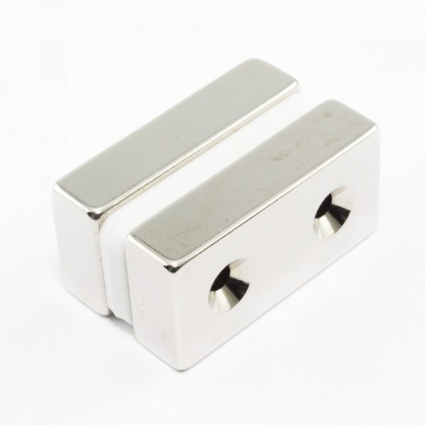 Neodýmový magnet kváder 40x20x10 mm s 2
  dierami (južný pól na strane s priehlbinami) - N38