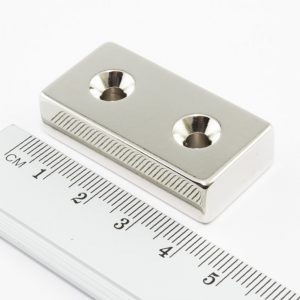 Neodýmový magnet kváder 40x20x10 mm s 2
  dierami obojstranný - N38
