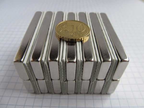 Neodýmový magnet kváder 50x15x5 mm - N38