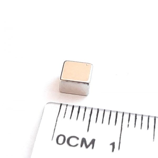 Neodýmový magnet kváder 5x5x3 mm - N52