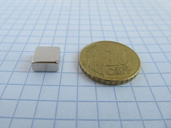 Neodýmový magnet kváder 8x8x4 mm - N38