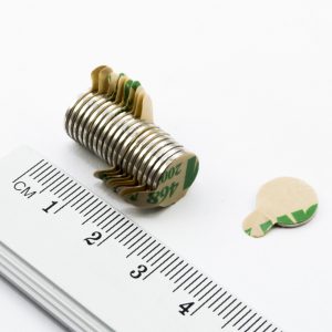 Neodýmový magnet valec 10x1 mm so
  samolepkou (južný pól na strane bez samolepky) - N38