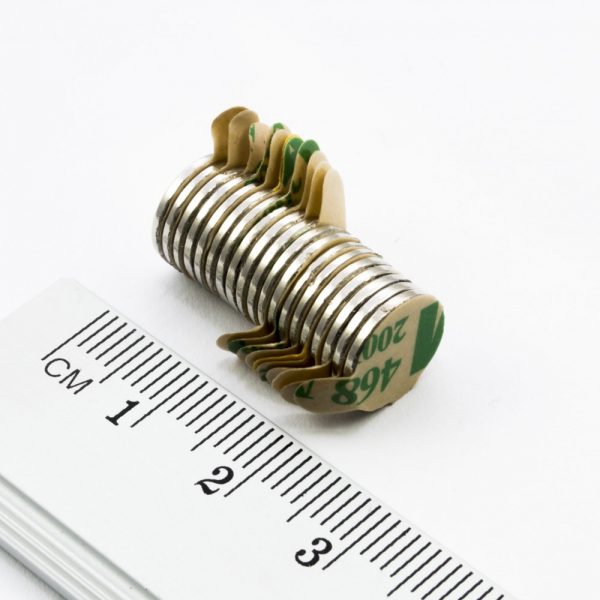 Neodýmový magnet valec 10x1 mm so
  samolepkou (južný pól na strane bez samolepky) - N38
