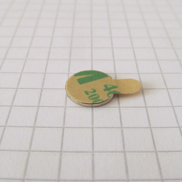 Neodýmový magnet valec 10x1 mm so
  samolepkou (južný pól na strane bez samolepky) - N38