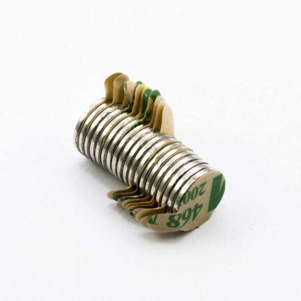Neodýmový magnet valec 10x1 mm so
  samolepkou (južný pól na strane bez samolepky) - N38