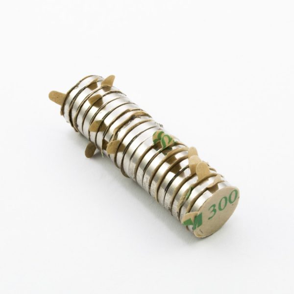 Neodýmový magnet valec 12x2 mm so
  samolepkou (južný pól na strane bez samolepky) - N30