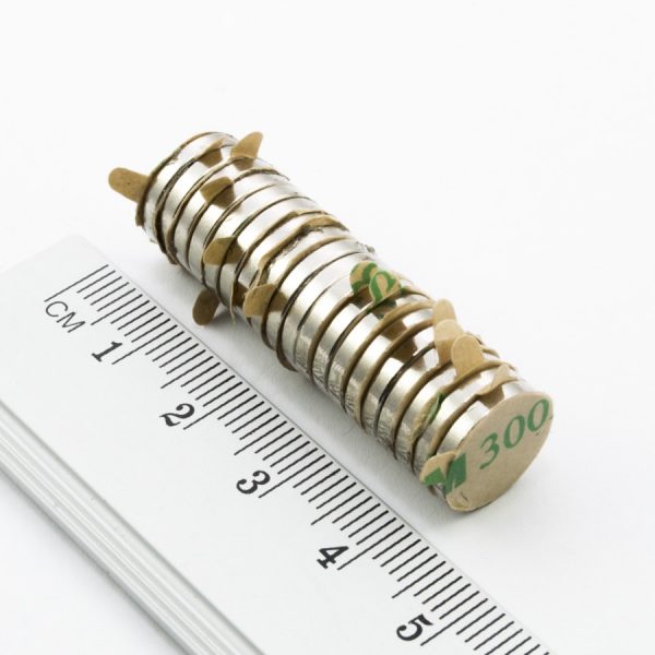 Neodýmový magnet valec 12x2 mm so
  samolepkou (južný pól na strane bez samolepky) - N30