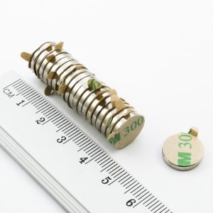 Neodýmový magnet valec 12x2 mm so
  samolepkou (severný pól na strane bez samolepky) - N38