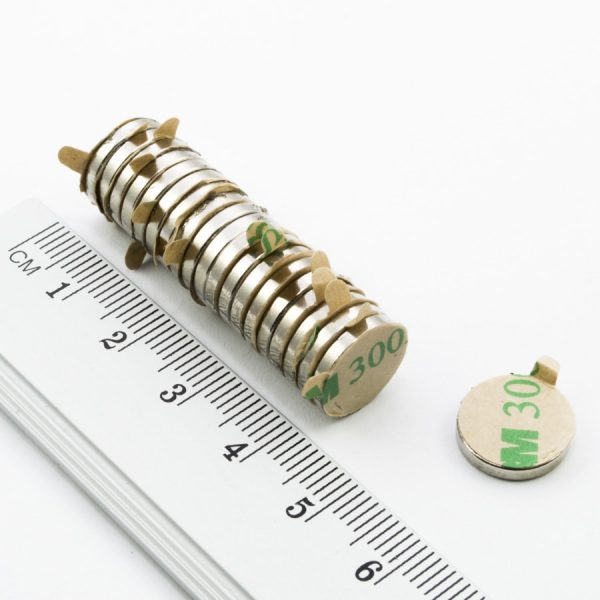 Neodýmový magnet valec 12x2 mm so
  samolepkou (severný pól na strane bez samolepky) - N38