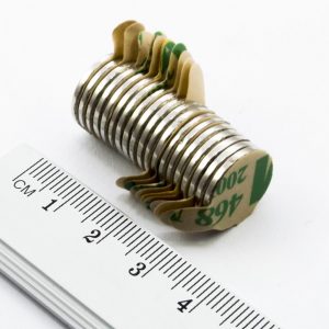 Neodýmový magnet valec 14x1,5 mm so
  samolepkou (severný pól na strane bez samolepky) - N42