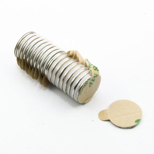 Neodýmový magnet valec 15x1 mm so
  samolepkou (severný pól na strane bez samolepky) - N38