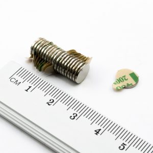 Neodýmový magnet valec 8x0,75 mm so
  samolepkou (južný pól na strane bez samolepky) - N38