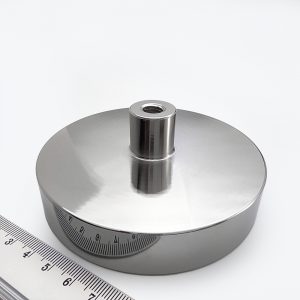 magnet
  v puzdre s vysunutým vnútorným závitom