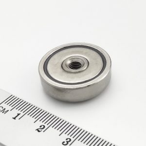 magnet
  v puzdre so závitom cez celý magnet