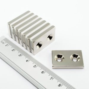 Neodýmový
  magnet kváder 30x20x4 mm s 2 dierami M4 (južný pól na strane s priehlbinami)
  - N38