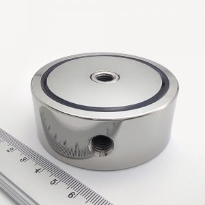 Magnet
  v puzdre so závitom cez celý magnet 74x28 mm obojstranný