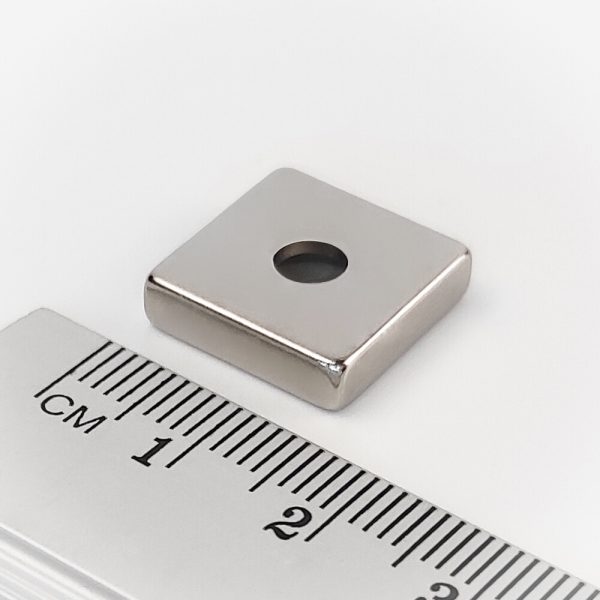 Neodýmový
  magnet kváder 15x15x4 mm s dierou