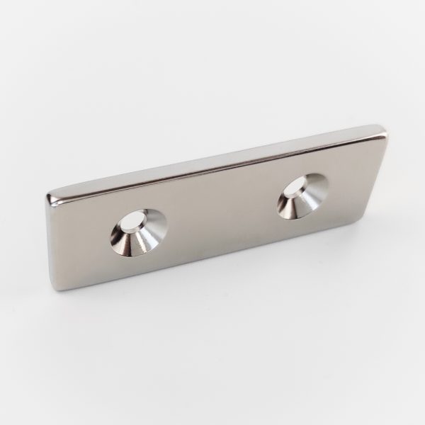 Neodýmový
  magnet kváder 60x20x4 mm s 2 dierami M4