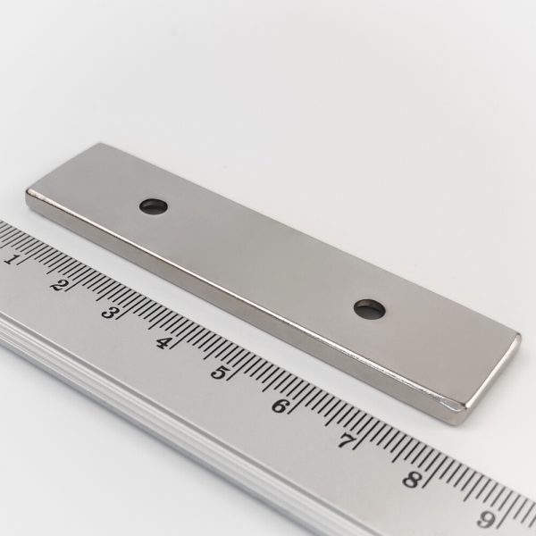 Neodýmový
  magnet kváder 80x20x4 mm s 2 dierami M4