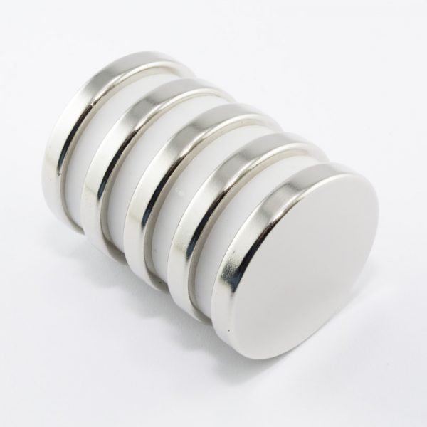 silne
  magnety