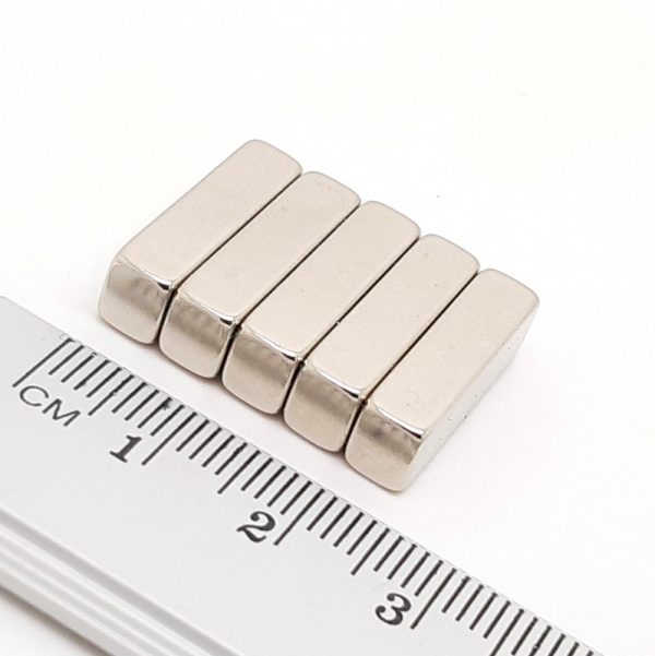 Neodýmový
  magnet kváder 20x6x5 mm, 120°C – N45H