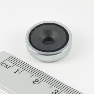 Magnet
  v puzdre s dierou pre skrutku 20x6 mm (feritový)