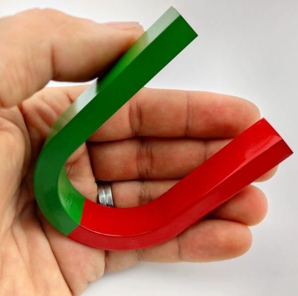 šskolský
  magnet v ruke, magnetická podkova, magnet v tvare podkovy