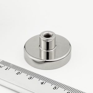 Magnet
  v puzdre s vysunutým vnútorným závitom 36x8 mm