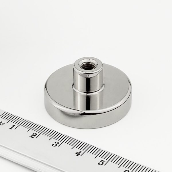 Magnet
  v puzdre s vysunutým vnútorným závitom 36x8 mm