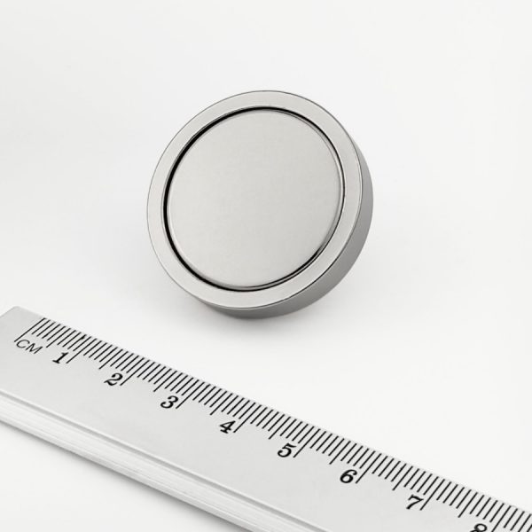 Magnet
  v puzdre s vysunutým vnútorným závitom 36x8 mm