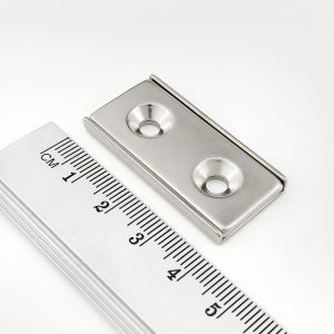 Magnet
  v puzdre s dierami pre skrutky 40x20x4 mm