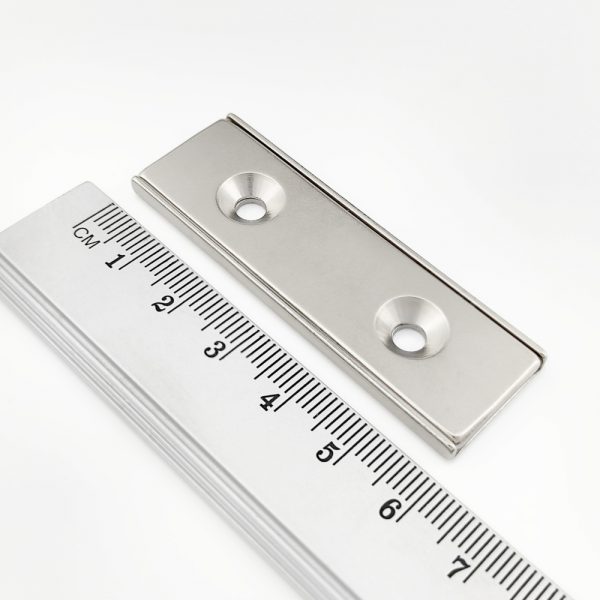 Magnet
  v puzdre s dierami pre skrutky 60x20x4 mm