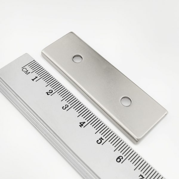 Magnet
  v puzdre s dierami pre skrutky 60x20x4 mm