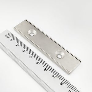 Magnet
  v puzdre s dierami pre skrutky 80x20x4 mm