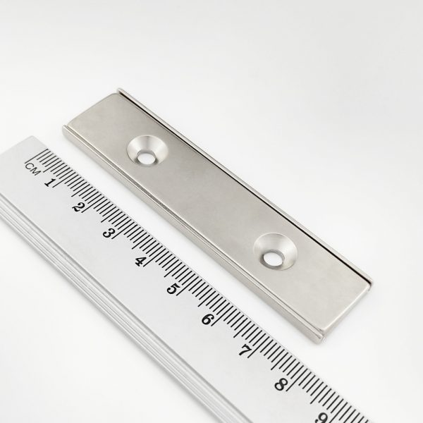 Magnet
  v puzdre s dierami pre skrutky 80x20x4 mm