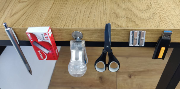 magnetické
  vychytávky pre mužov, prichytenie káblov ku pracovnému stolu