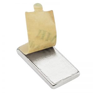 Magnety so samolepkou