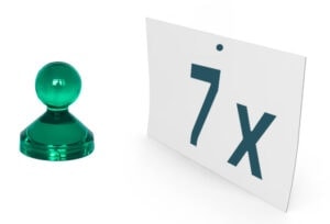 Magnetická figúrka, ktorá udrží 7 listov papiera