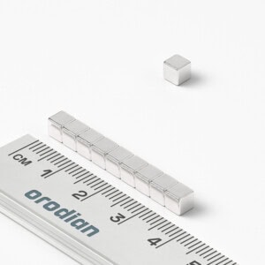 neodýmový magnet kocka 4x4x4 mm