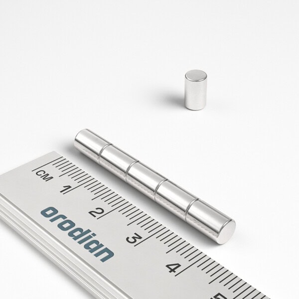 neodýmový magnet valec 5x8 mm