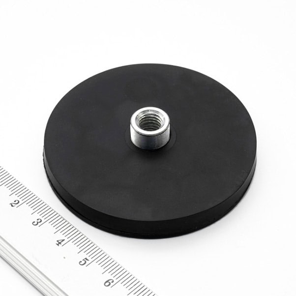 magnet v puzdre s vysunutym vnutornym zavitom